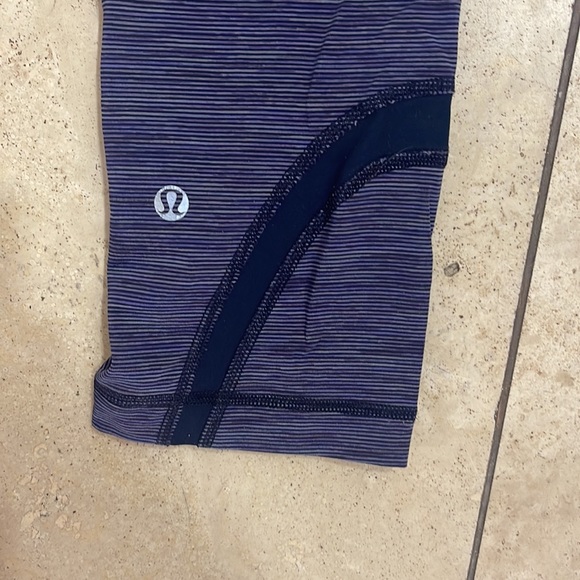 Lululemon 3/4 leggings size 6 with pockets and zipper - Picture 3 of 3